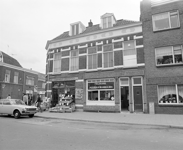 884261 Gezicht op de voorgevels van de panden Kanaalstraat 100 (links, J. van Hasselt - Groenten en Fruit) en ...